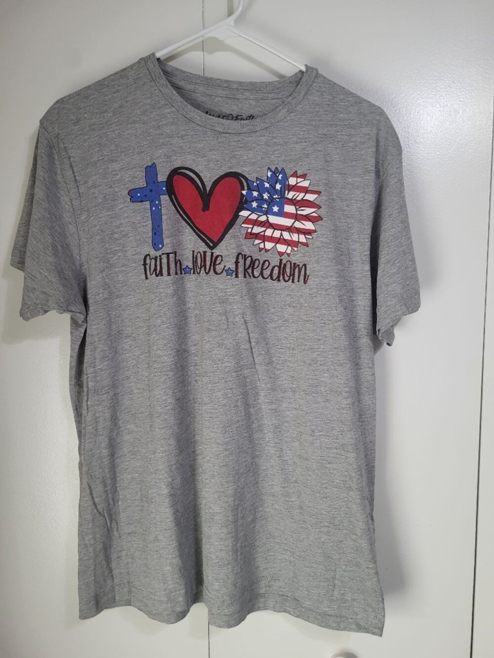 Love in Faith Women's LG Gray Graphic T Shirt Patriotic Faith Love Freedom USA